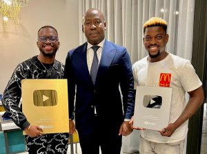 "Jojo Le comedien" con el Mnistro de Deportes del Benin ofreciendo su nuevo premio de youTube le acompaña "Sa Majesté Balogun"